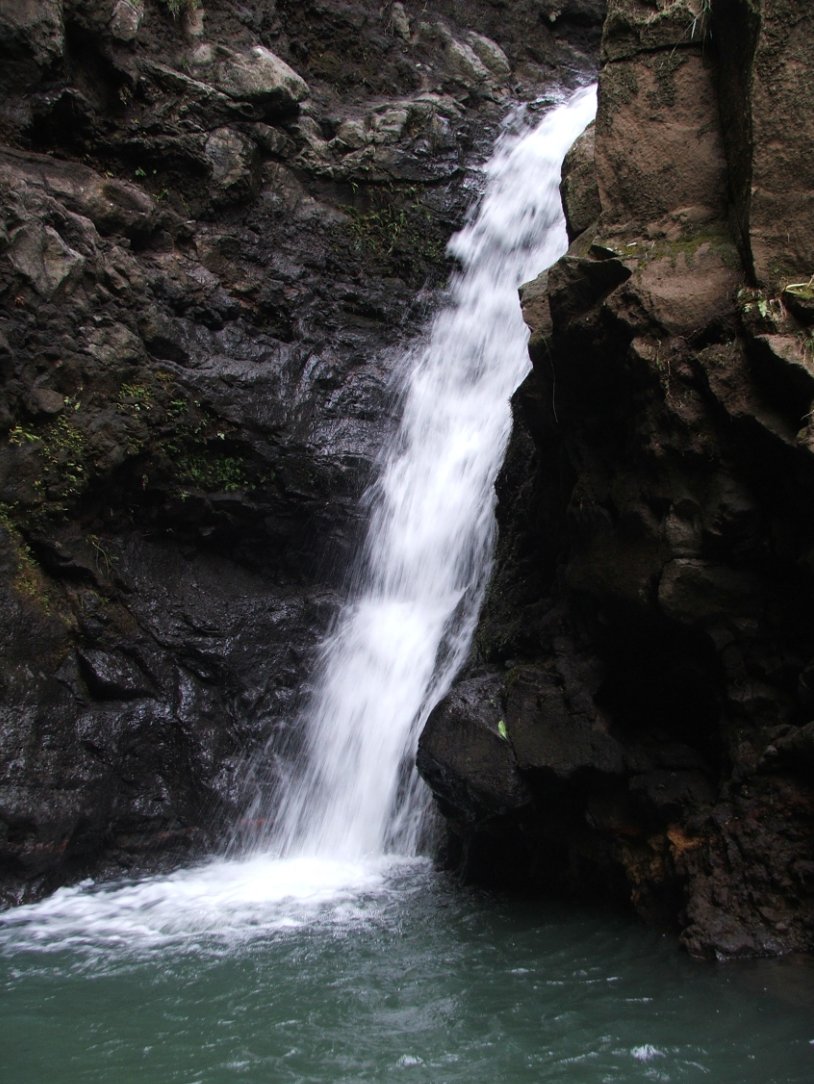 Makamakaole falls